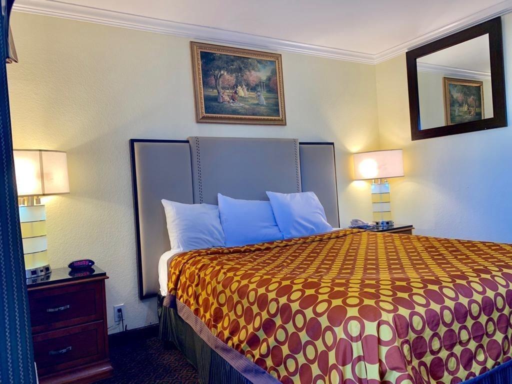 Travelodge Inn & Suites By Wyndham Фуллертон Экстерьер фото