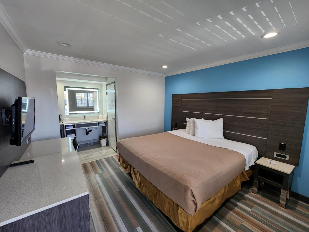 Travelodge Inn & Suites By Wyndham Фуллертон Экстерьер фото