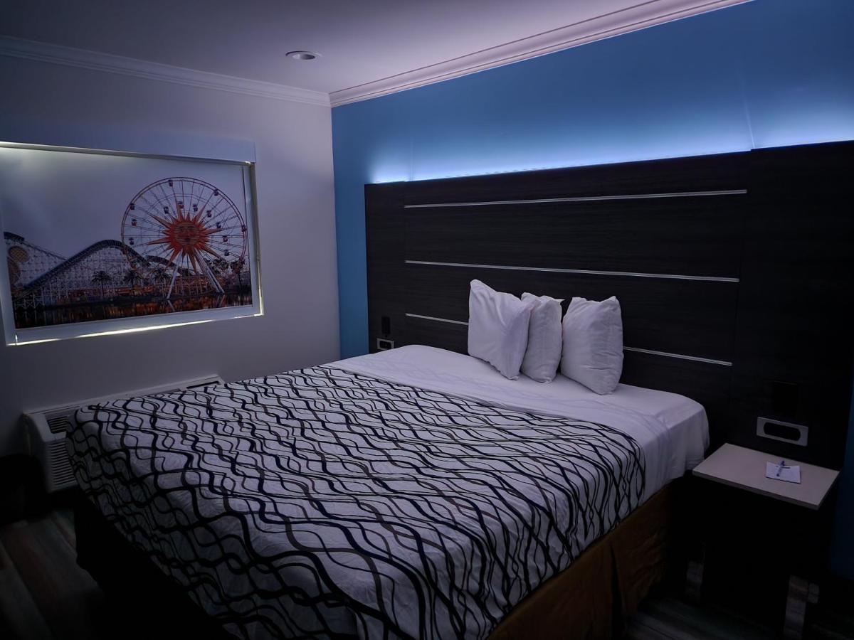 Travelodge Inn & Suites By Wyndham Фуллертон Экстерьер фото