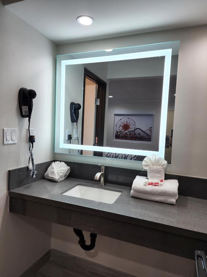 Travelodge Inn & Suites By Wyndham Фуллертон Экстерьер фото