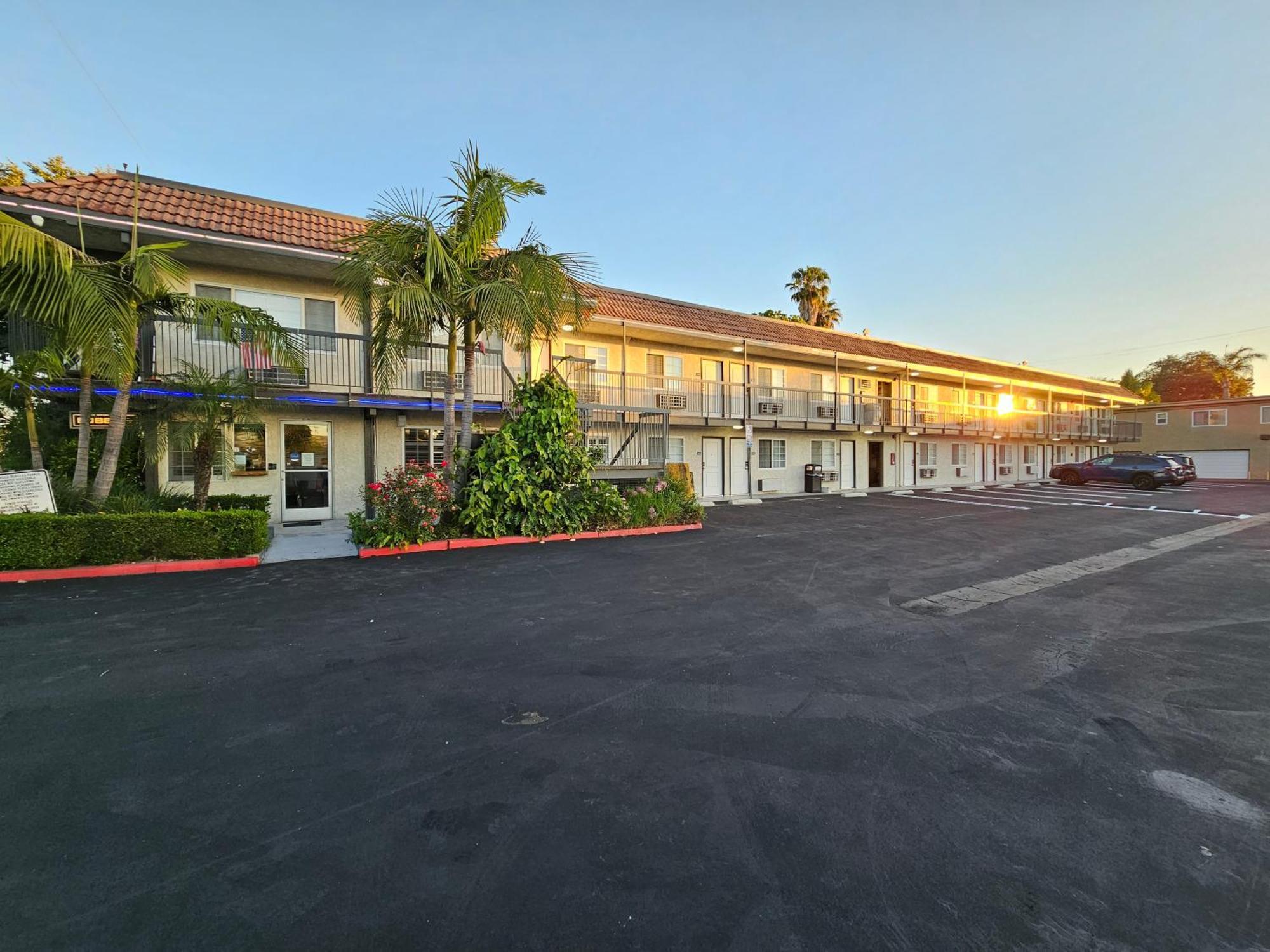 Travelodge Inn & Suites By Wyndham Фуллертон Экстерьер фото