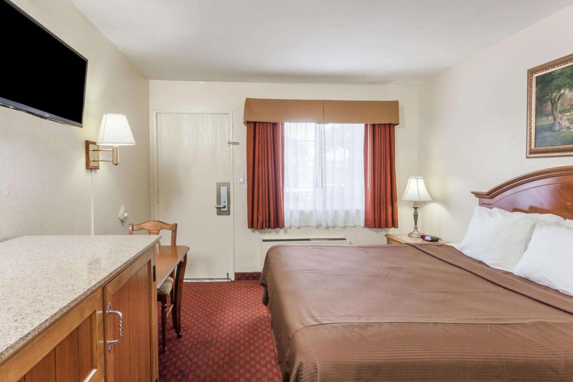 Travelodge Inn & Suites By Wyndham Фуллертон Экстерьер фото