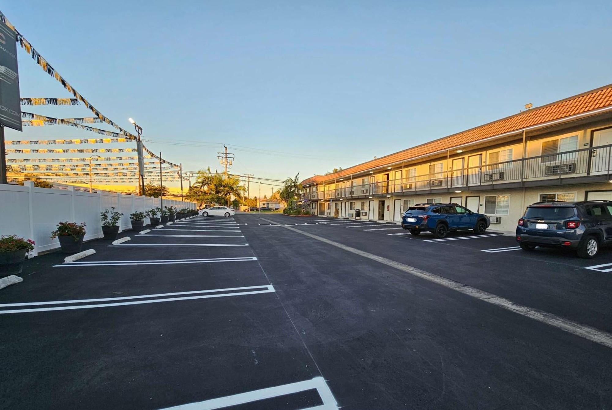 Travelodge Inn & Suites By Wyndham Фуллертон Экстерьер фото